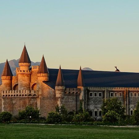 Готель Bygracealone Manor Outeniekwa Екстер'єр фото