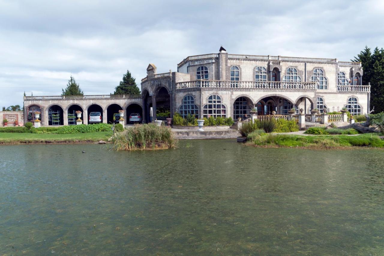 Готель Bygracealone Manor Outeniekwa Екстер'єр фото