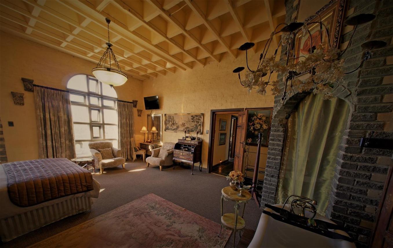Готель Bygracealone Manor Outeniekwa Екстер'єр фото