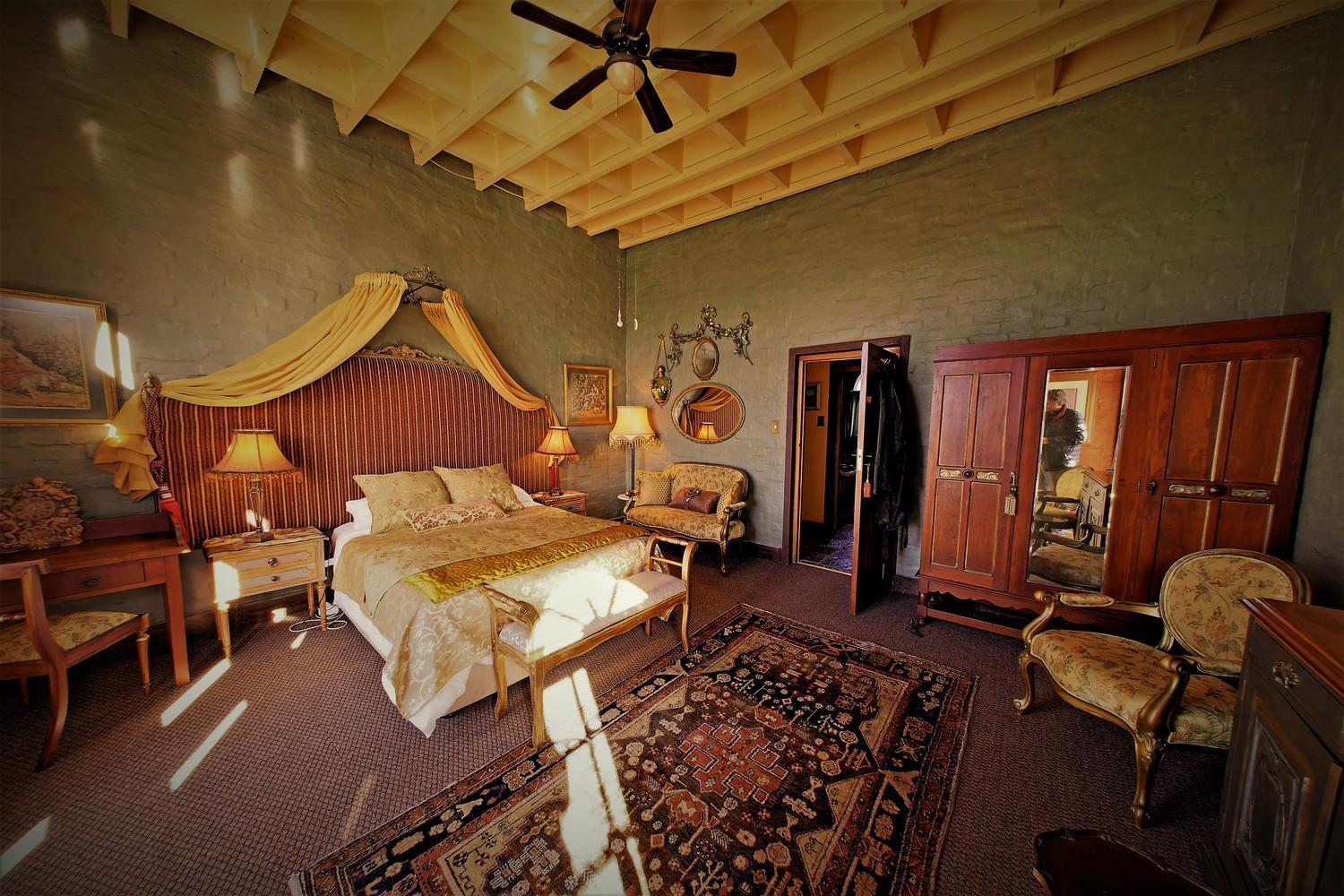 Готель Bygracealone Manor Outeniekwa Екстер'єр фото