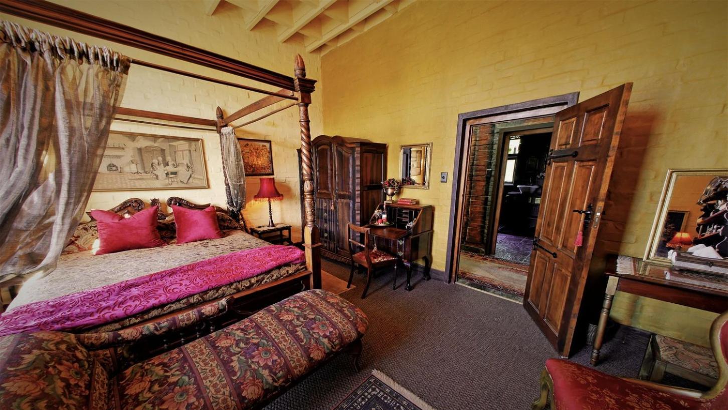 Готель Bygracealone Manor Outeniekwa Екстер'єр фото