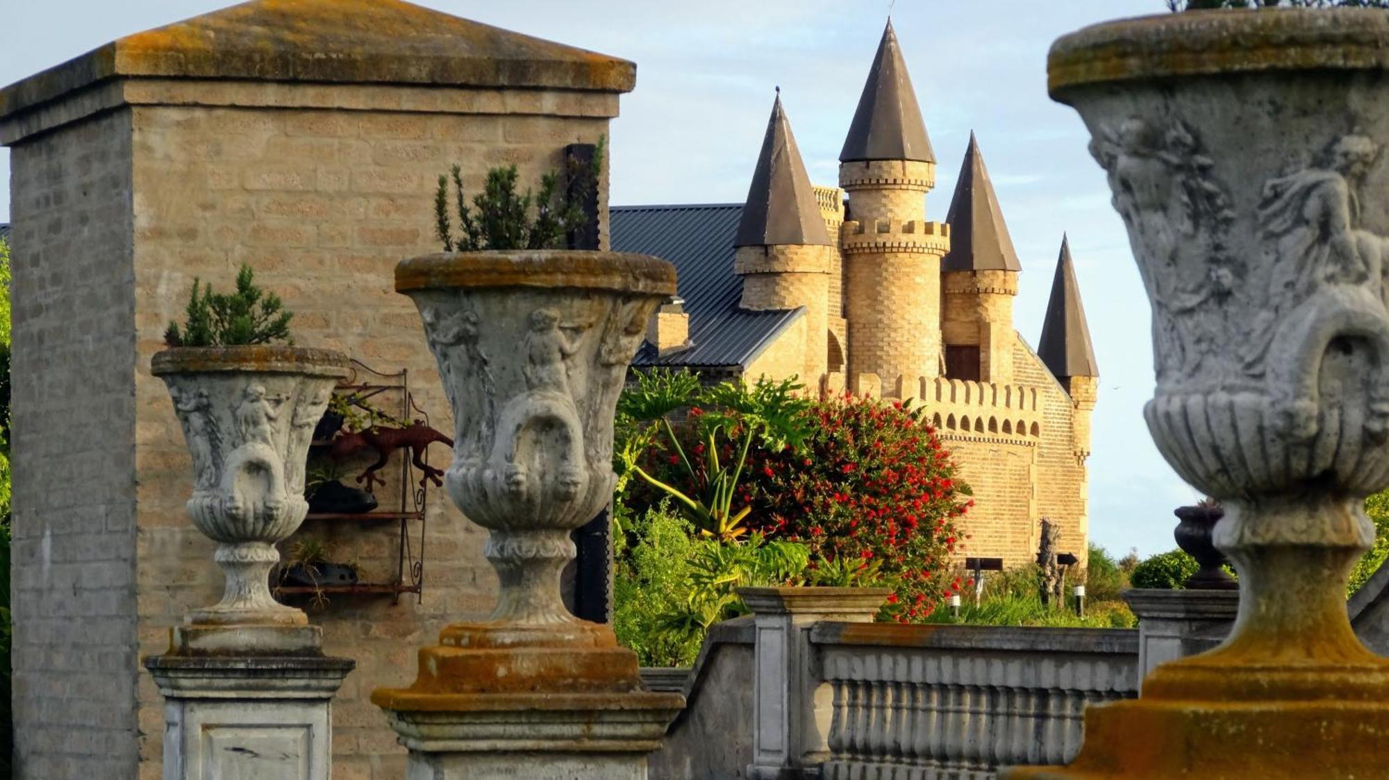 Готель Bygracealone Manor Outeniekwa Екстер'єр фото